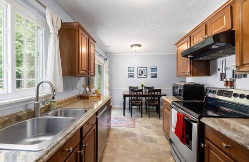 Cary House | Families | Backyard | 2mi to Downtown Cary