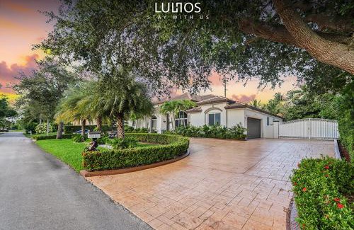 Palmetto Bay House | Family 4BR Escape Pool Arcade Sleeps 12 L57