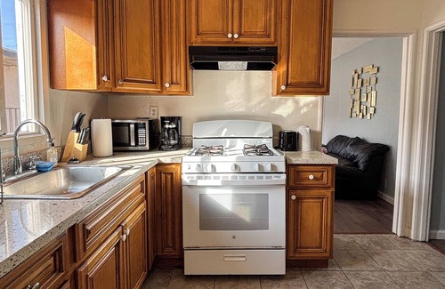 Oakland House | Family 4BR Oakland Home, 15 min to OAK Airport