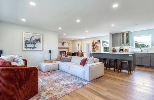 College Place House | Family and dog-friendly getaway with patio, firepit and private hot tub