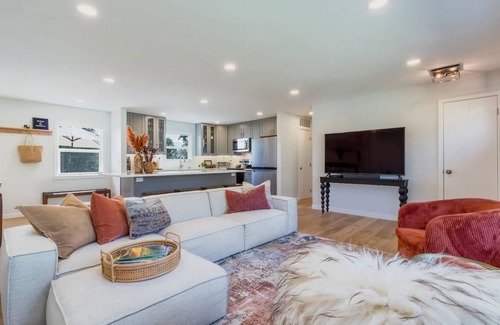 College Place House | Family and dog-friendly getaway with patio, firepit and private hot tub