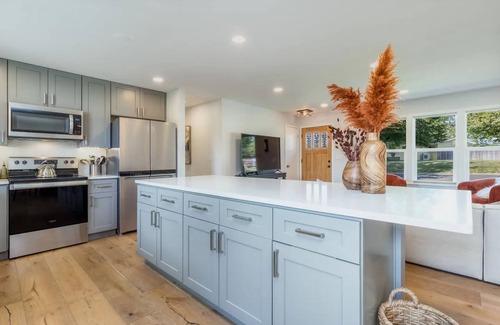 College Place House | Family and dog-friendly getaway with patio, firepit and private hot tub