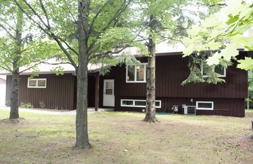 West Bend House | Family and pet friendly house in beautiful Sandy Knoll County Park!