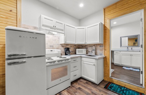 Cedar Lane Cabin | Family and pet friendly creek access with RV Hook up.