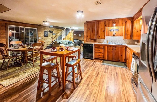 Afton House | Family and Pet Friendly Waterfront Cozy Staycation!