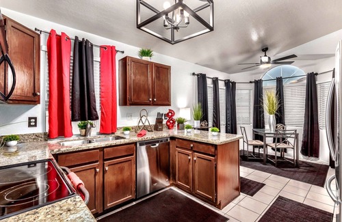 Foothills House | Family and Senior-Friendly VERY Private Home. FREE Heated Pool & Hot Tub!
