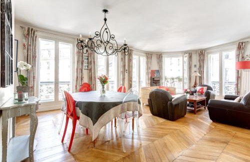 L'Europe Apartment | Family Apartment - MON AMOUR - Close all you need- Cosy Modern & Comfort - FREE PARIS Travel GUIDE