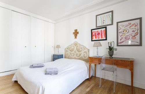 L'Europe Apartment | Family Apartment - MON AMOUR - Close all you need- Cosy Modern & Comfort - FREE PARIS Travel GUIDE