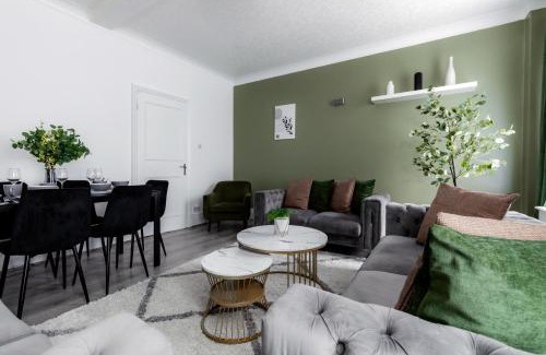 City of Westminster Apartment | Family Apartment Steps from Hyde Park & Oxford St