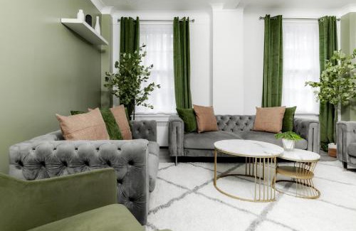 City of Westminster Apartment | Family Apartment Steps from Hyde Park & Oxford St