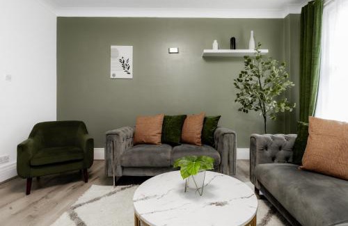 City of Westminster Apartment | Family Apartment Steps from Hyde Park & Oxford St