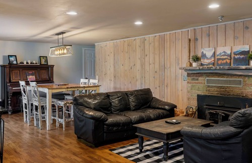Tanner House | Family Cabin with Golf Green, Tree House & Hot Tub