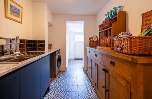New Forest District House | Family Coastal Escape – Garden, Games & 4 Baths