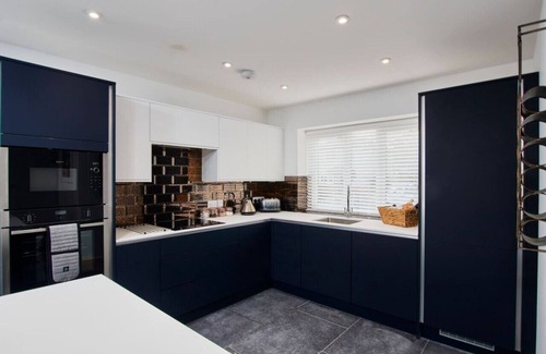 New Forest District House | Family Coastal Escape – Garden, Games & 4 Baths