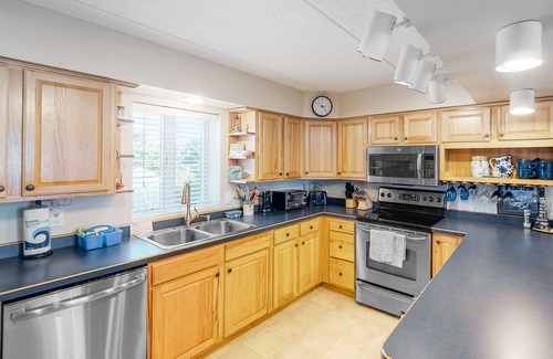 Hatteras Condo | Family Condo w/Free WiFi, Central AC, Shared Pool, Private Washer/Dryer