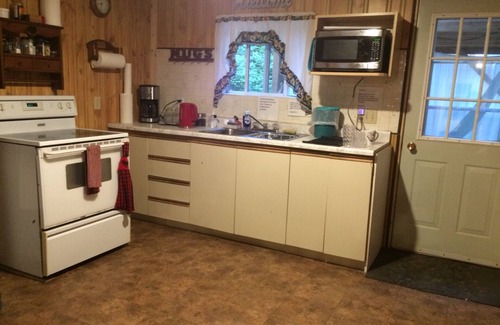 Bracebridge Cottage | Family cottage by river pet friendly sleeps 7, 3 waterfalls and hiking trails
