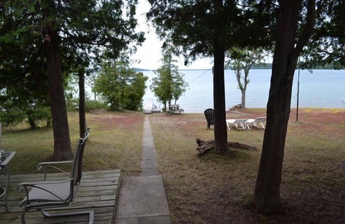 Beulah House | Family Cottage On Beautiful Crystal Lake