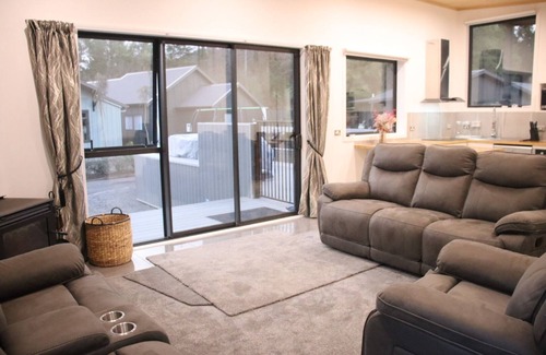 Ohakune House | Family delight nHeated pool/spa, outdoor playground n