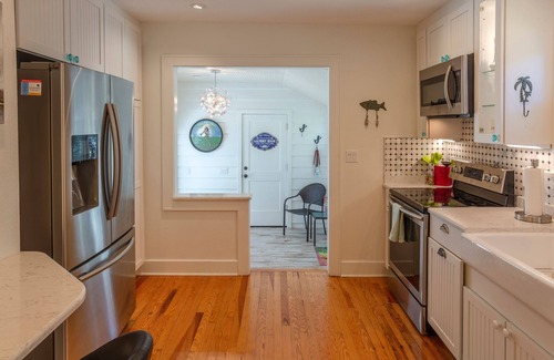 Gulfport House | Family & dog friendly just 2 mins to the beach & 1 block to village.