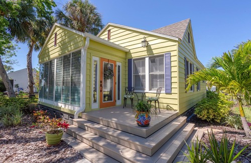 Gulfport House | Family & dog friendly just 2 mins to the beach & 1 block to village.