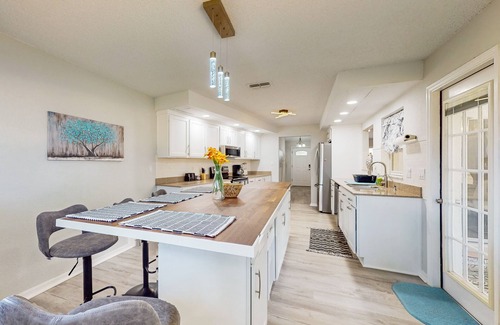 Brooksville House | Family & dog friendly with pond, shaded trees, close by parks, W/D, AC and Wifi