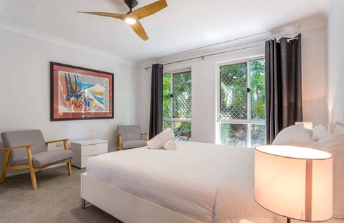 Carseldine House | Family Escape - Serene Oasis with Pool and AC