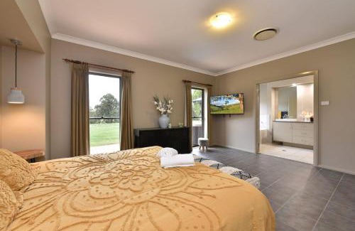 Lovedale House | Family Farm Retreat Hot Tub Pool Fire Pit