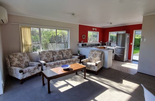 Coromandel House | Family/Fishing/Pet Friendly–Close to Town, Wifi/Sky, Fully Fenced/Plenty Parking