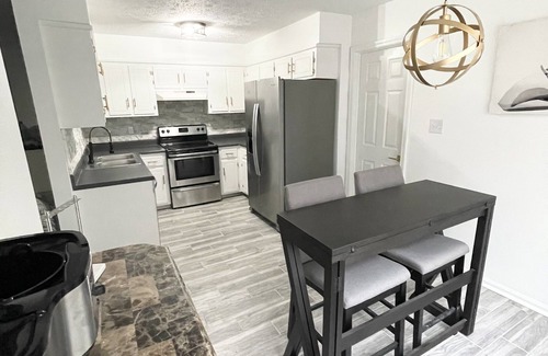 Clarksville House | Family/Friend/casino getaway⭐️sleeps 9🐕Pet friendly,3 miles to I24/post ⭐️hot tub