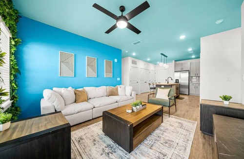 Upper Grand Lagoon Apartment | Family-Friendly Poolside Getaway 3BR near PCB