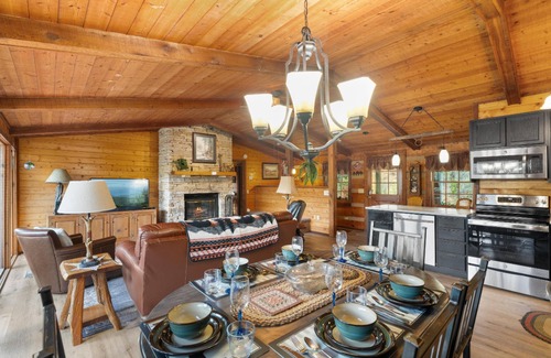 Gatlinburg - Pigeon Forge Cabin | Family-Friendly 2BR Cabin! 2 Living Rooms & Scenic Views