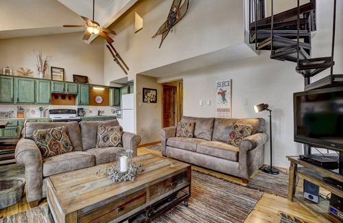 Four O'Clock Condo | Family-Friendly 2BR/2BA – Ski In, 200 Steps to Lift, Heated Garage, Walk to Town