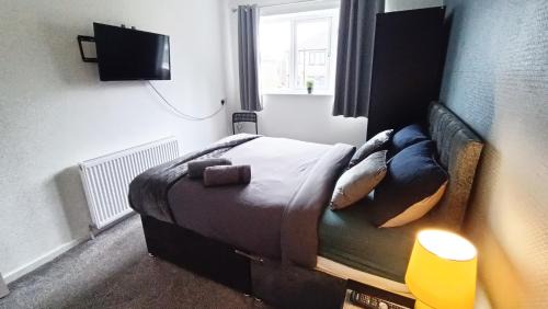 Huddersfield House | Family friendly 3-bed home free parking on site