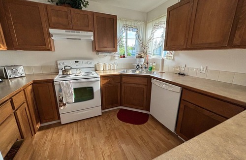 Deer Park House | Family friendly 3-bedroom house in charming Deer Park with AC, WiFi and more.