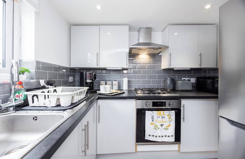 Stratford Apartment | Family friendly 3 bedroom flat very close to Stratford!