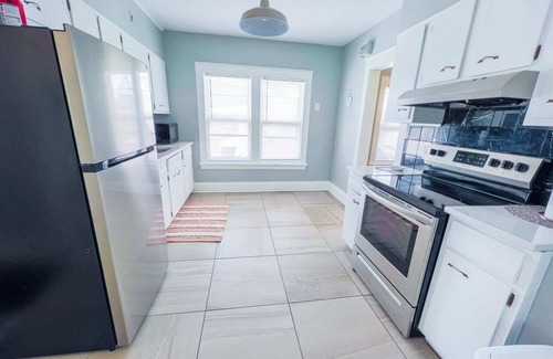 Niagara Falls Apartment | Family-Friendly 3BR-Free Parking & WiFi