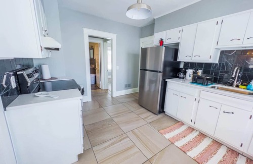 Niagara Falls Apartment | Family-Friendly 3BR-Free Parking & WiFi