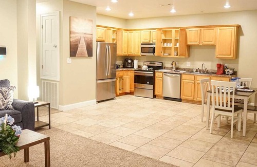 Kreole Apartment | Family-friendly 3BR/2B 4 TVs Full Kitchen Balcony