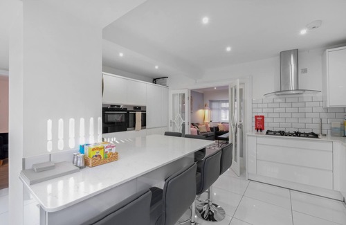 Birmingham House | Family-Friendly 4-Bed near Parks & Transport Links