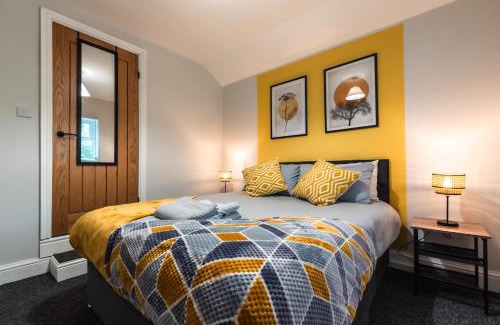 Southampton House | Family-Friendly 4 Bedrooms-Sleeps 8-Long Term Disc-Driveway
