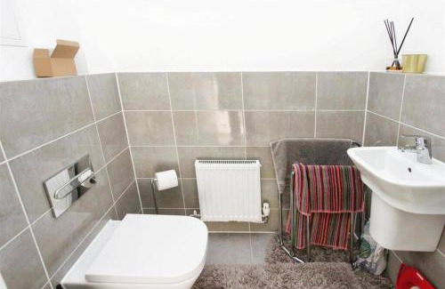 Ebbsfleet Valley Apartment | Family Friendly 4-Bedrooms