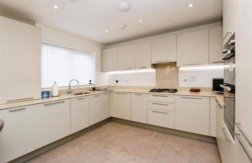 Ebbsfleet Valley Apartment | Family Friendly 4-Bedrooms