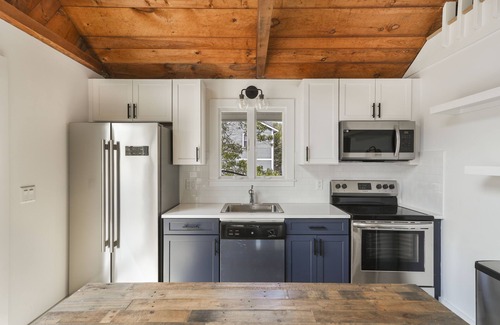 Tisbury House | Family Friendly 5 Bedroom, Walk to Town, Beach & Ferry