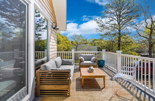 Tisbury House | Family Friendly 5 Bedroom, Walk to Town, Beach & Ferry
