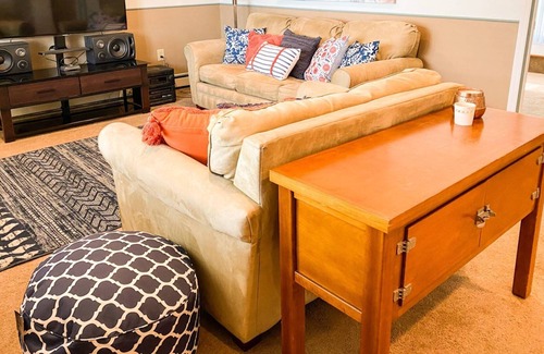 Hillsmere House | Family-friendly Bayview neighborhood home with 2 en-suite bedrooms