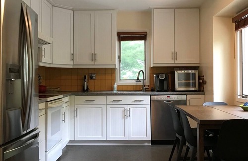 Springs House | Family Friendly Bright Home With Pool, Hot Tub, 1 Mile to Bay & Maidstone Beach