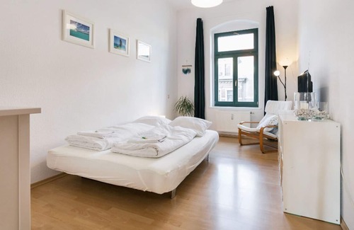 Leipziger Vorstadt Apartment | Family-friendly bright spacious apartment right on the trendy district