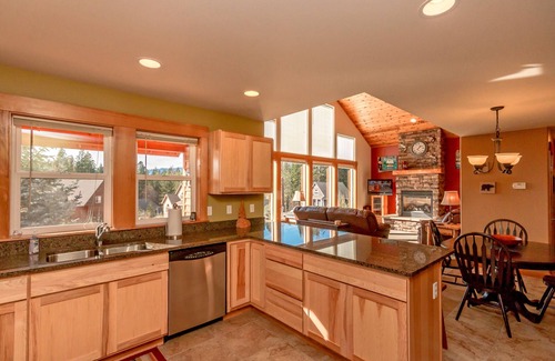 Ronald House | Family friendly Cabin in Roslyn Ridge! WiFi | Private Hot Tub | Summer Pool!