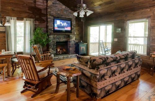 Topton House | Family-Friendly Cabin Rental for Six on Nantahala Mountain with White Water Rafting in North Carolina