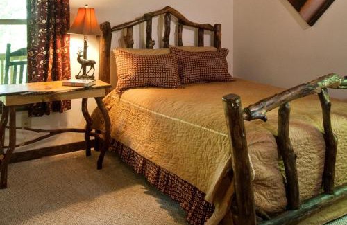 Topton House | Family-Friendly Cabin Rental for Six on Nantahala Mountain with White Water Rafting in North Carolina
